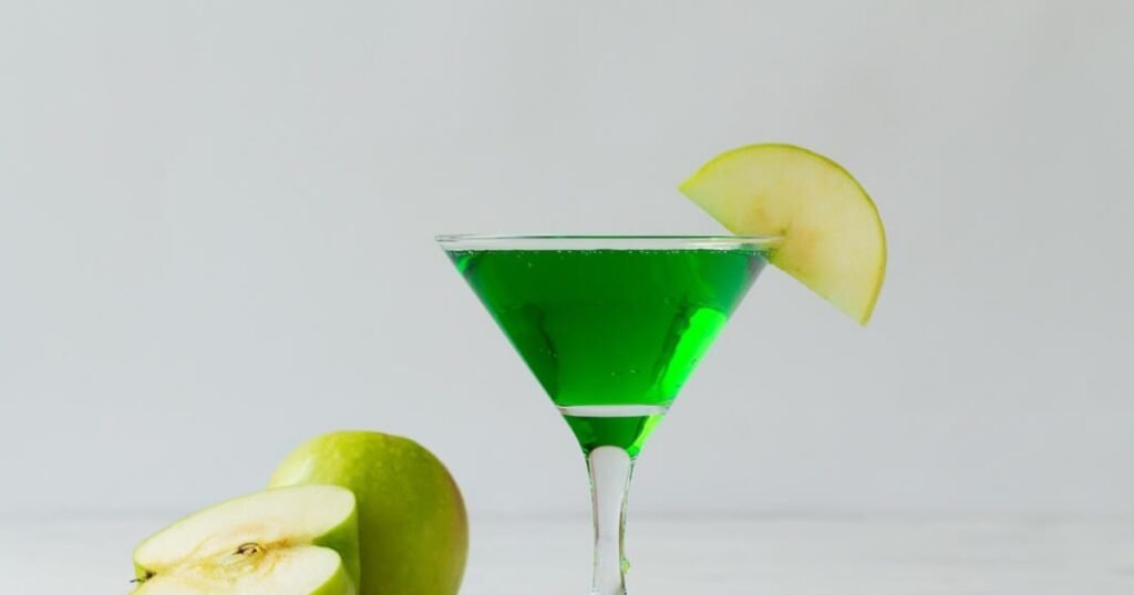 Super Tasty And Easy Green Apple Martini Recipe